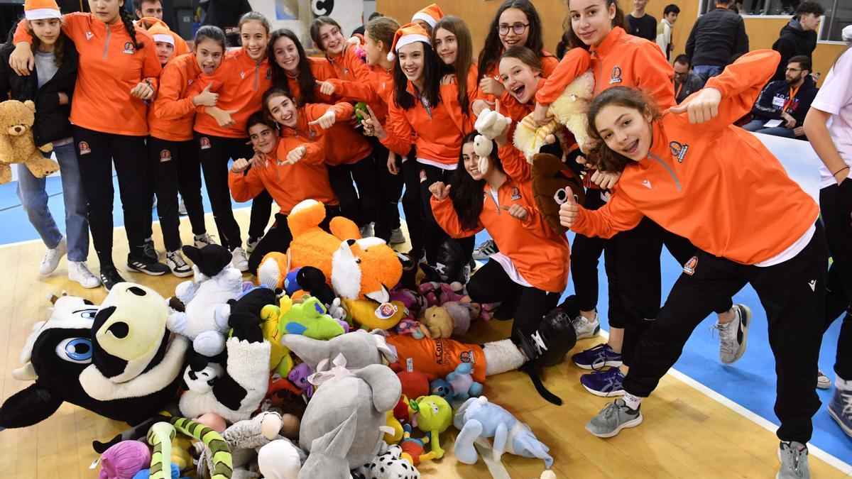 Lluvia de peluches en el partido del Leyma Coruña