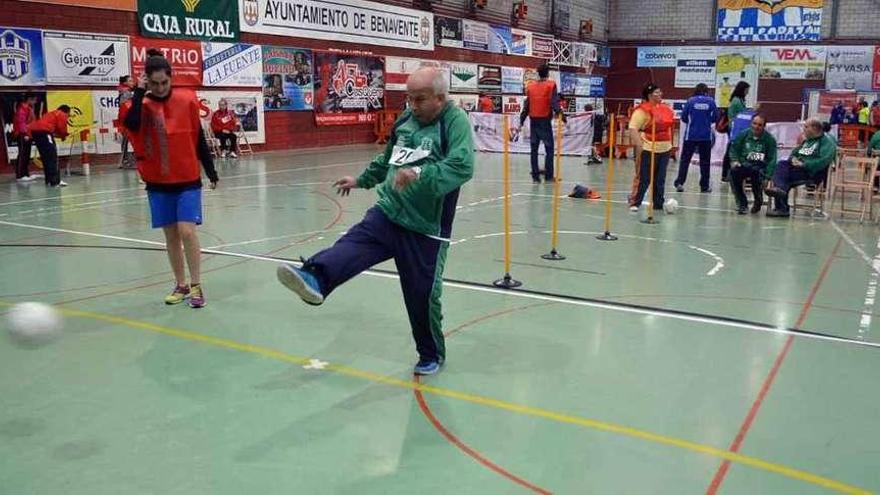 Arriba, un deportista del club Asprosub Virgen de la Vega chutando a portería y abajo otra participante realizando lanzamientos a canasta.