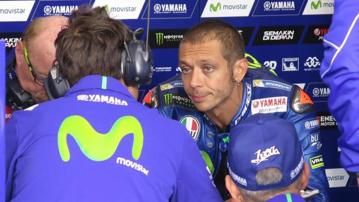 Valentino Rossi habla con sus técnicos, en el GP de Austria.