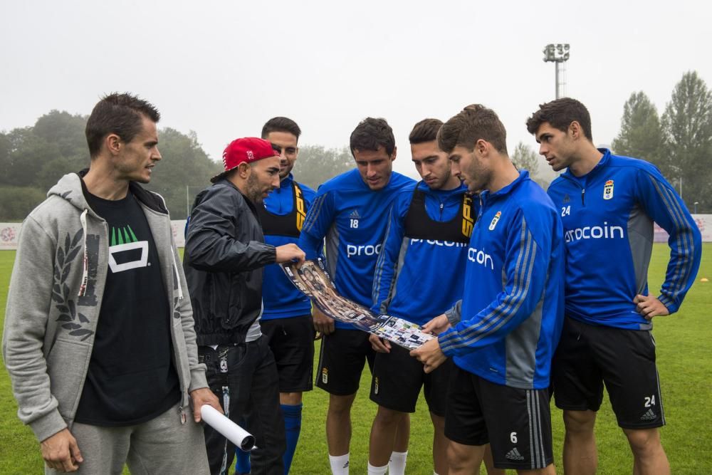 Entrenamiento del Real Oviedo con la visita del boxeador Aitor Nieto