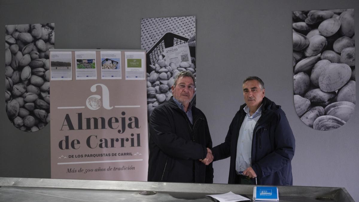 José Luis Villanueva, izq., y Fernando Riopa, tras firmar el acuerdo.