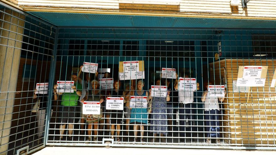 Protesta de los usuarios en el centro de salud de Rebolería, en Zaragoza.