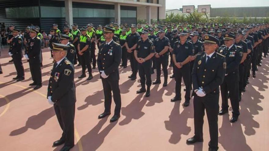 Los agentes de la Policía Local, en formación, durante la celebración del día del Patrón, ayer en la jefatura local.