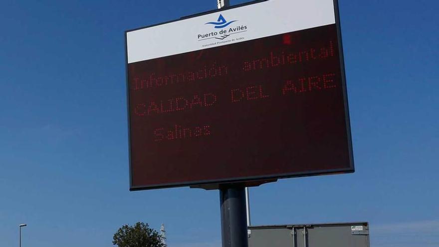 Panel informativo sobre contaminación en el paseo de la ría.