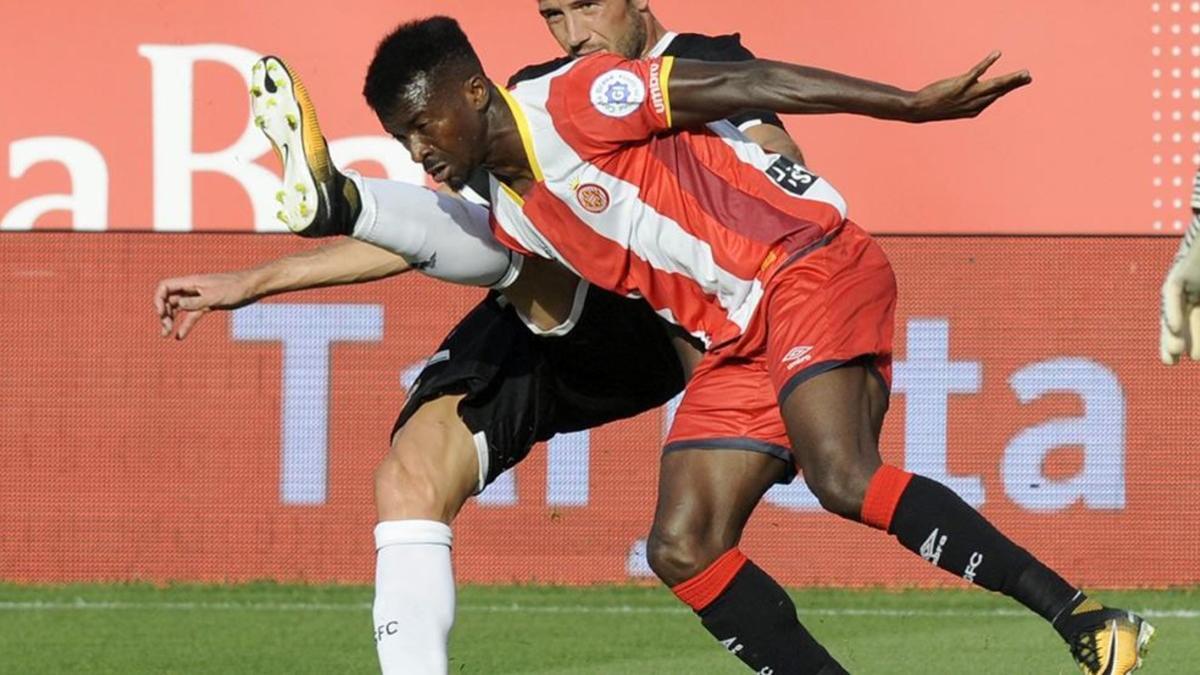 Kayode disputando un balón