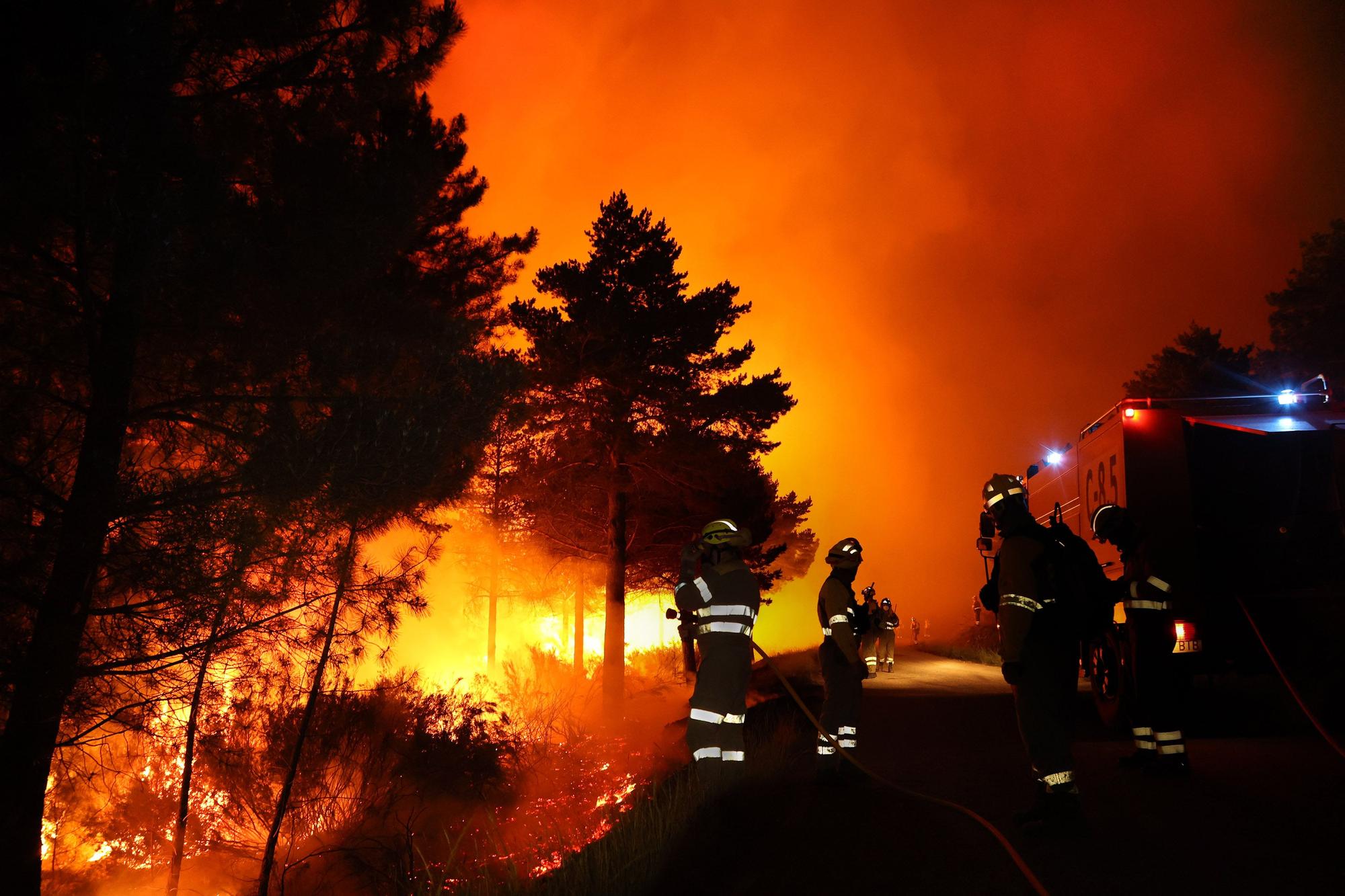Galería: Los bomberos, toda la noche luchando contra el fuego en la Sierra de Francia, Salamanca