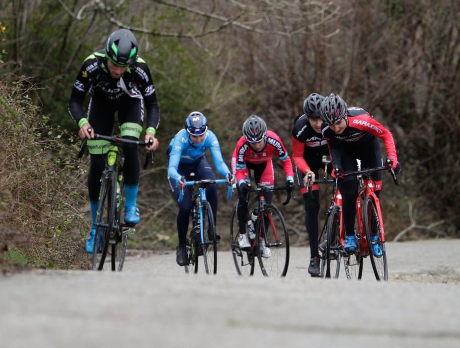 Subida de reconocimiento al final de la etapa de la Vuelta a España en Nava