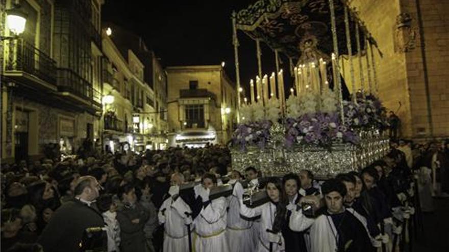 La Esperanza, la Preciosa Sangre y el Cristo Negro congregan a multitudes