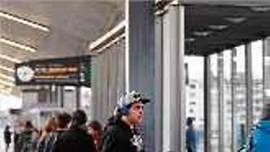 Viatgers agafant ahir un tren a la parada de Girona.