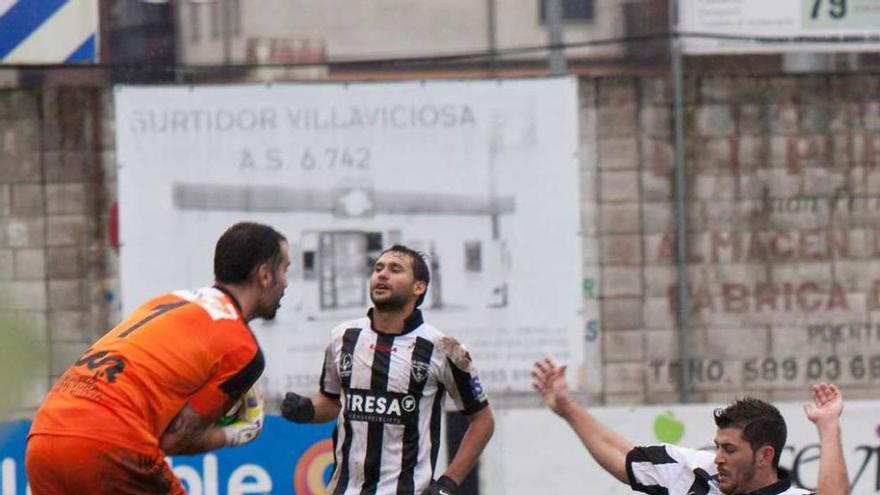 Miguel se hace con el balón ante Álex Blanco y Beda.