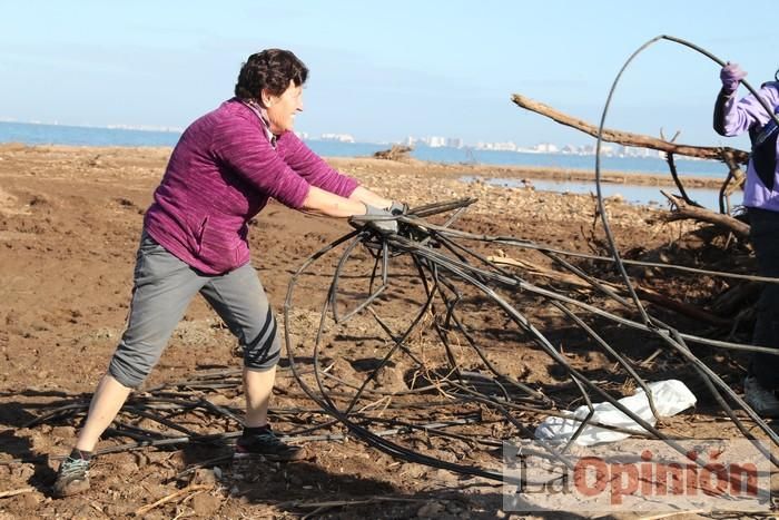 SOS Mar Menor retira dos toneladas de basura