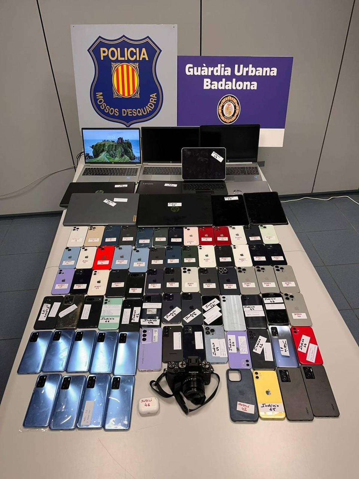 Material confiscado por la acción policial conjunta en Badalona
