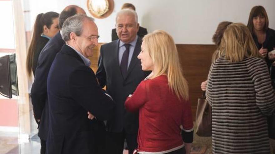 El expresidente de Coepa, Moisés Jiménez, conversa con otra invitada al acto de ayer.