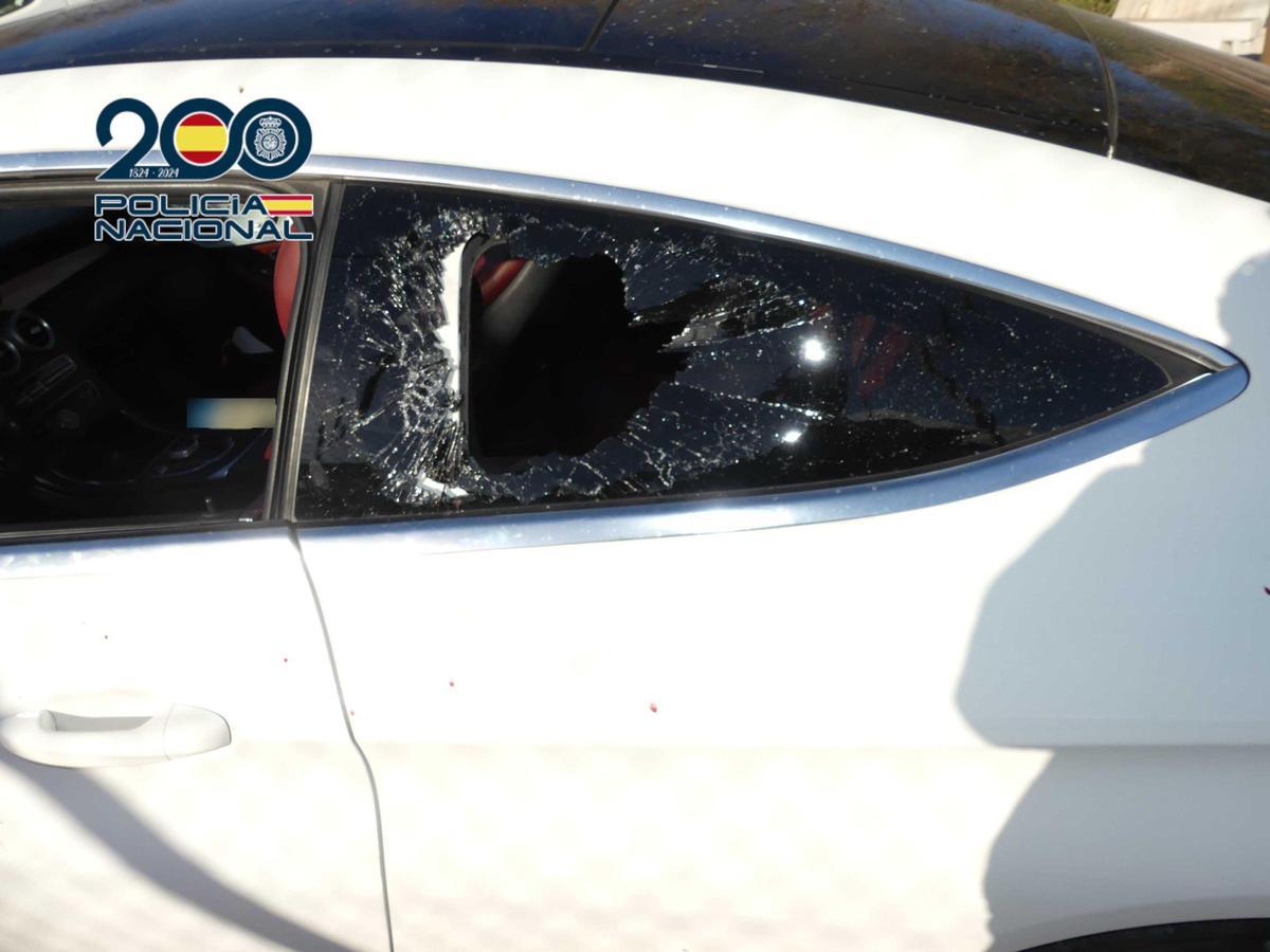 Lateral del vehículo, donde se aprecian los daños ocasionados a las ventanillas durante el violento epiosodio.