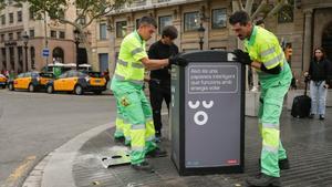 Personal del Ajuntament instala una papelera de autocompactación en el distrito de Ciutat Vella.