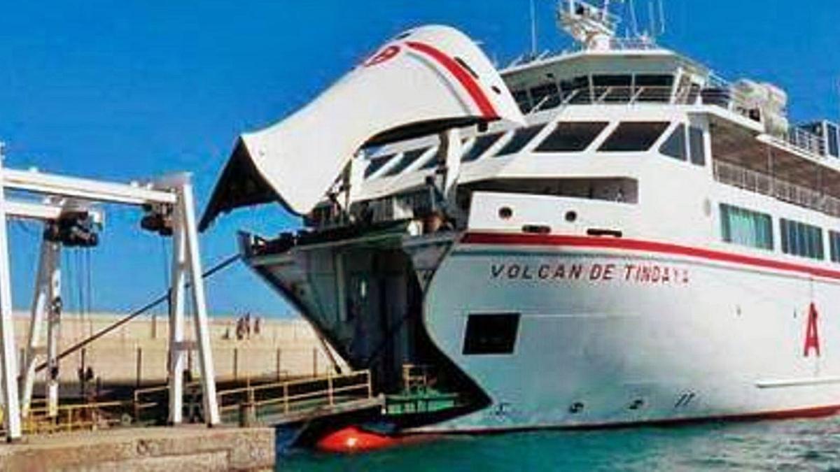 Un barco de la naviera Armas en su atraque en la isla de Lanzarote.