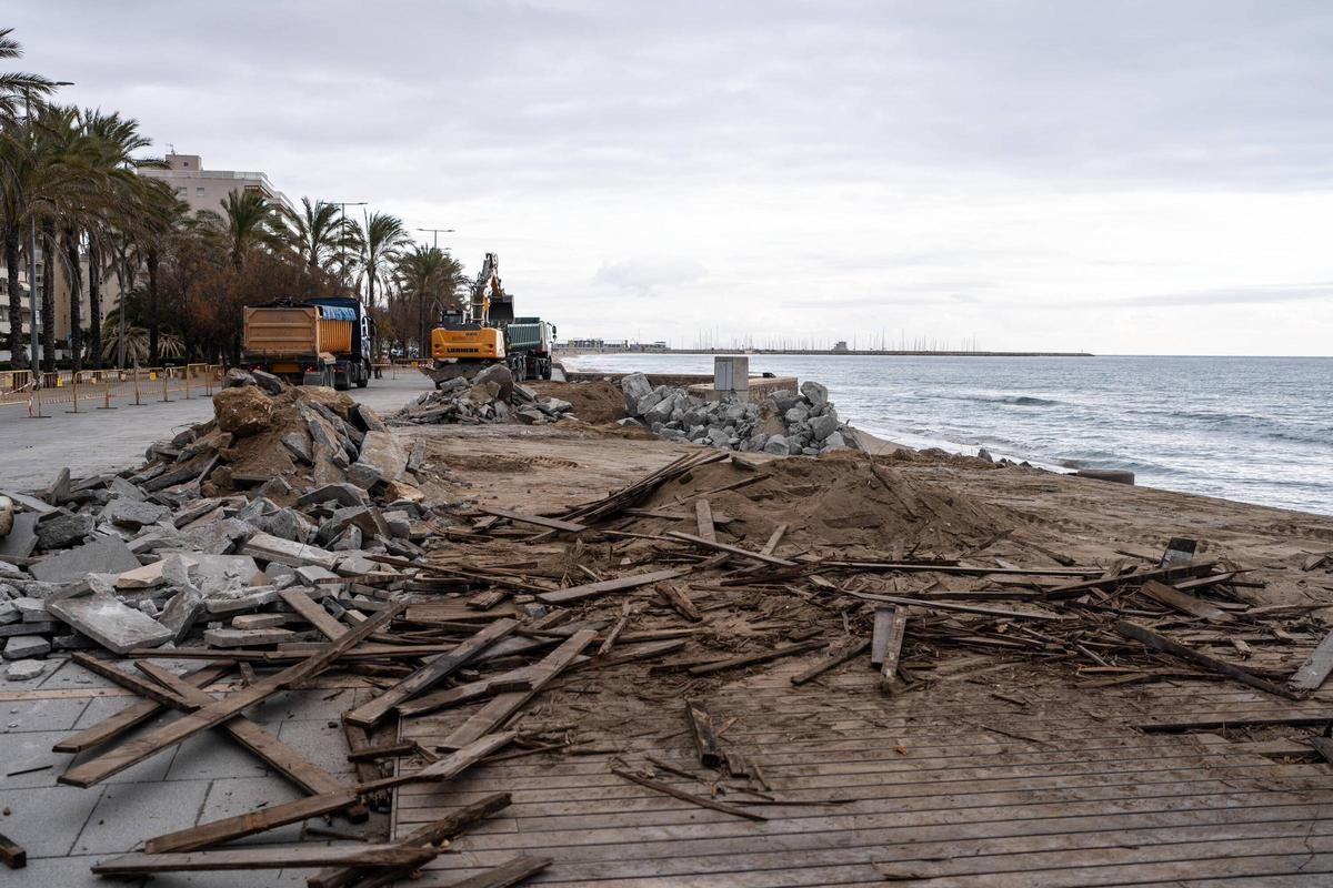 Calafell desmonta parte de su paseo marítimo para devolver espacio tomado a la playa