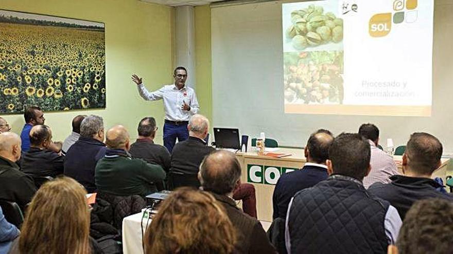 Miguel Ángel Zamorano durante su conferencia sobre el pistacho pronunciada ayer en la sede de COAG-Zamora.