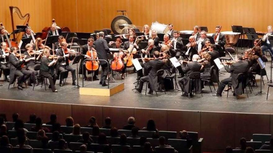 La Orquesta Sinfónica de Galicia, ayer en el Auditorio Mar de Vigo en la segunda cita de su ciclo en la ciudad. // José Lores