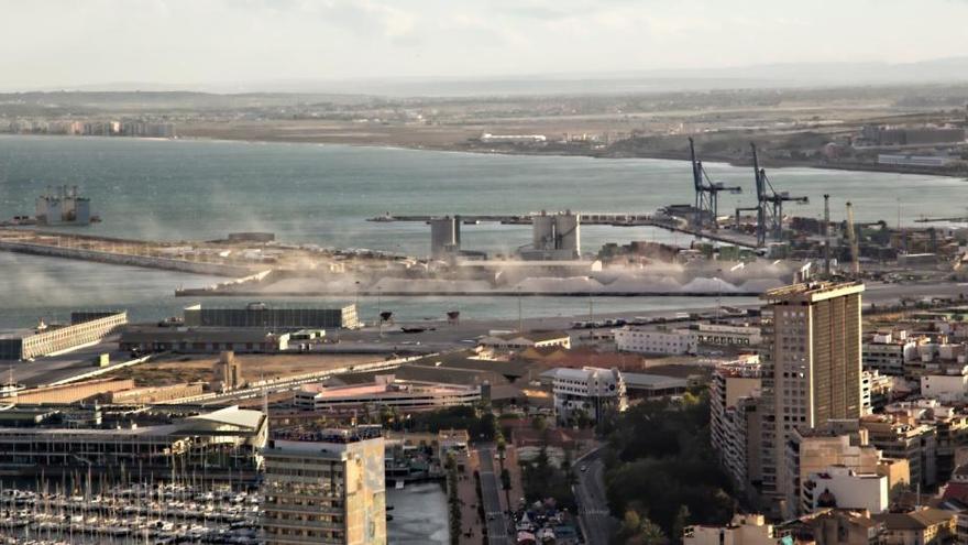 Nubes de polvo en los muelles ayer domingo por la tarde