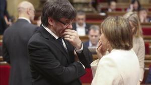 Carles Puigdemont y Carme Forcadell en el Parlament. 