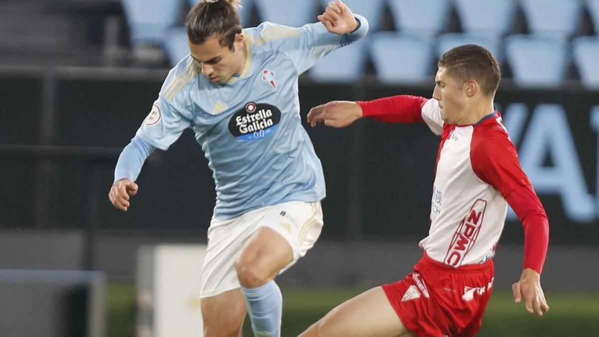 Miguel conduce el balón en el partido contra el Algeciras. // R. GROBAS