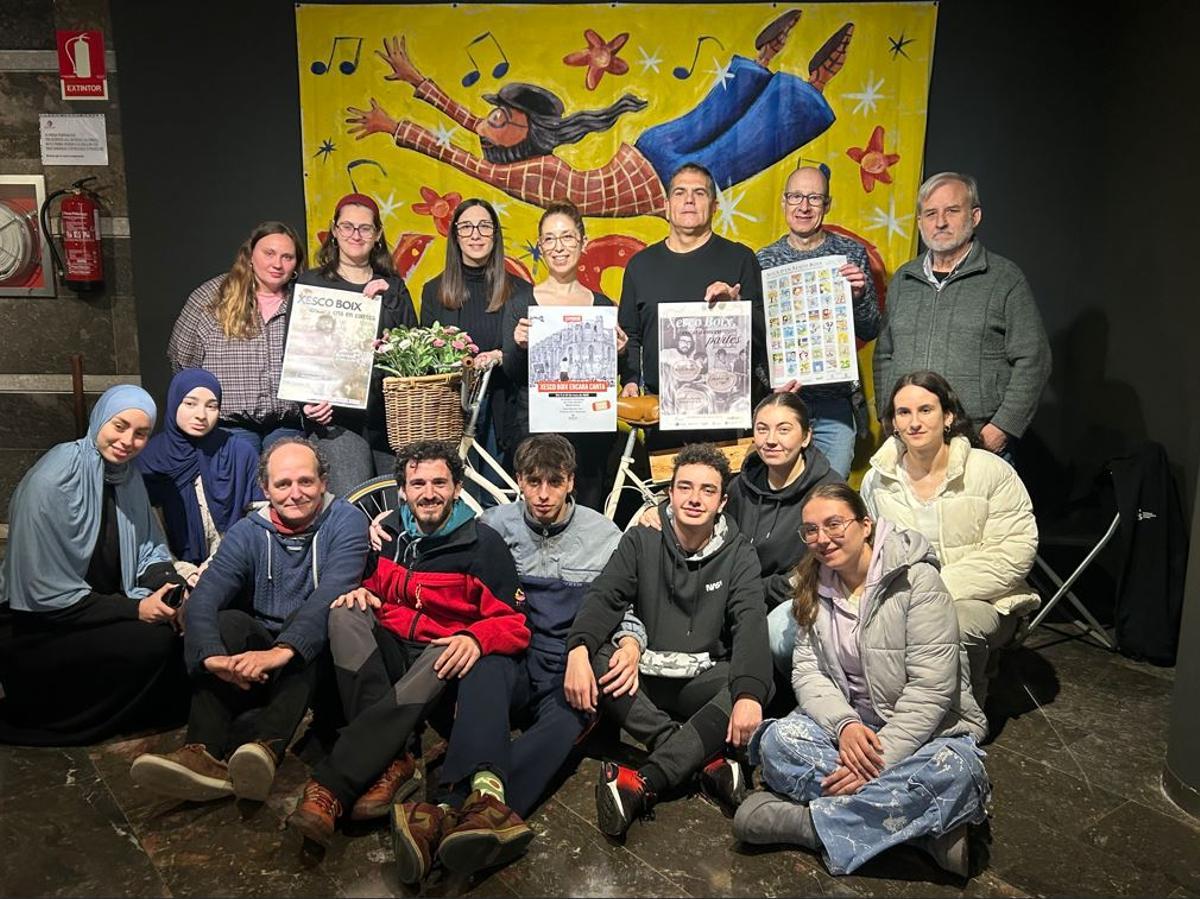 Representants d'entitats, l'Ajuntament i alumnes del cicle d'animació sociocultural en la presentació dels actes d'homenatge a Xesco Boix
