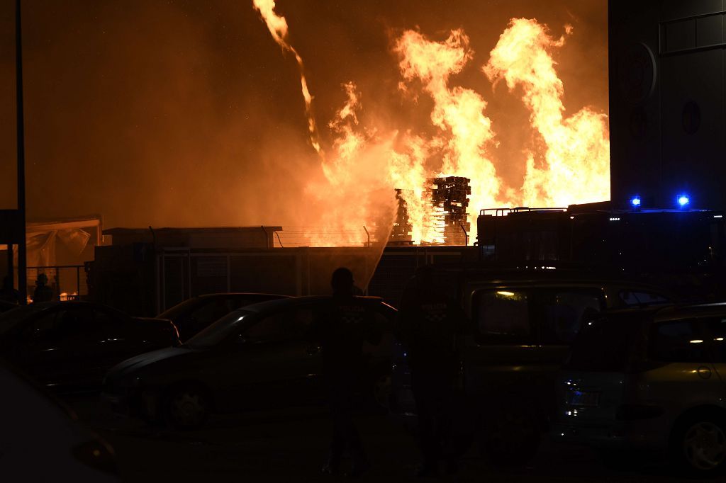 Estas son las imágenes que el aparatoso incendio de Puente Tocinos ha dejado este sábado