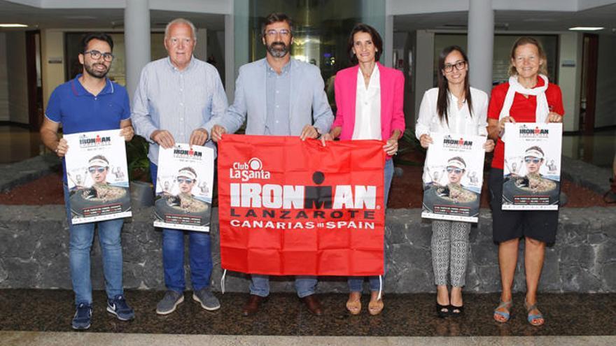 De izquierda a derecha, Echedey Eugenio, Kenneth Gasque, Pedro San Ginés, Mariate Lorenzo, Patricia Pérez e Isabel Hansen, hoy, en el Cabildo de Lanzarote tras la presentación de la prueba.| LP/DLP