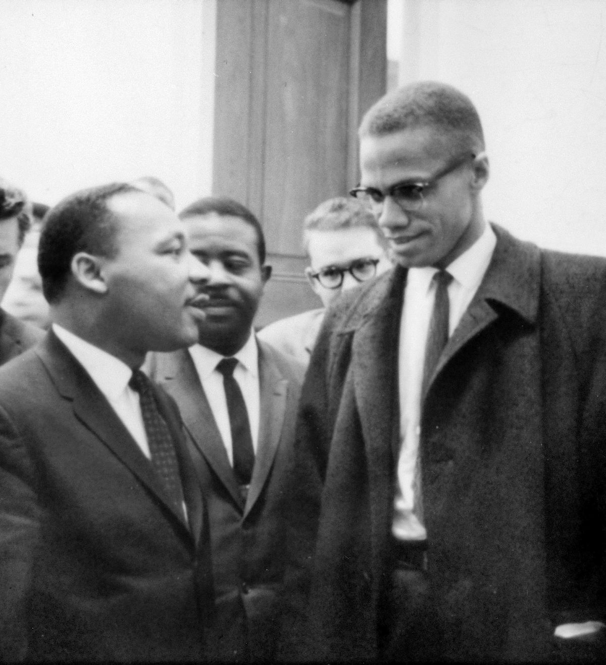 Martin Luther King y Malcolm X tras la rueda de prensa en el Capitolio de los Estados Unidos sobre el debate del Senado sobre la Ley de Derechos Civiles de 1964, Washington, D.C.