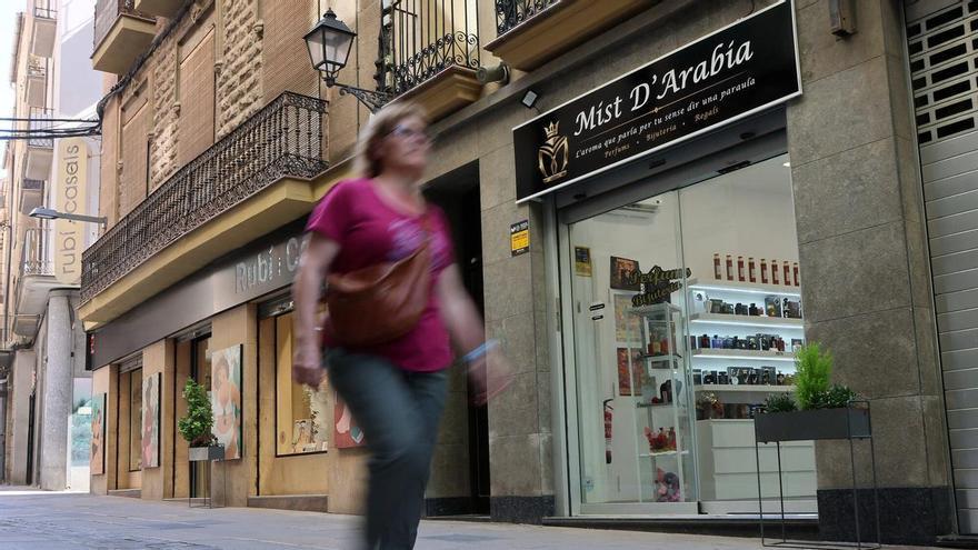 Els perfums àrabs irrompen a Manresa: "Són més econòmics i duradors"