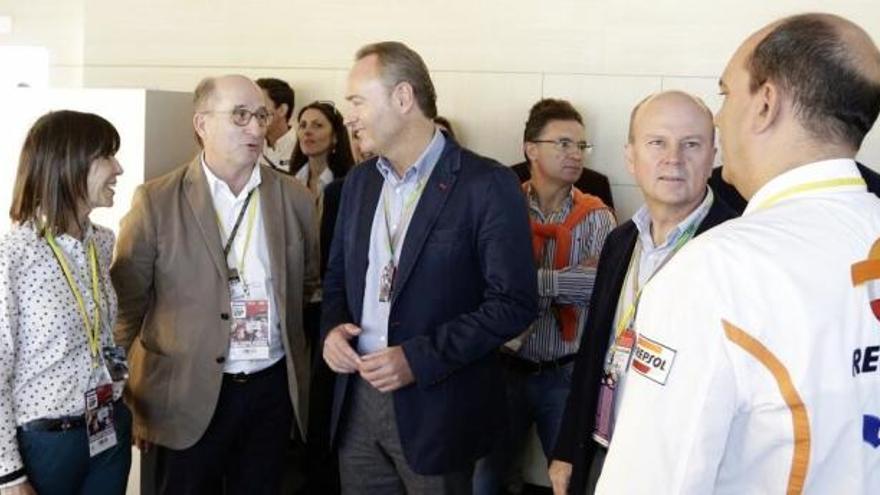 Antonio Brufau, presidente de Repsol, charla con Fabra, ante Castellano y Buch.