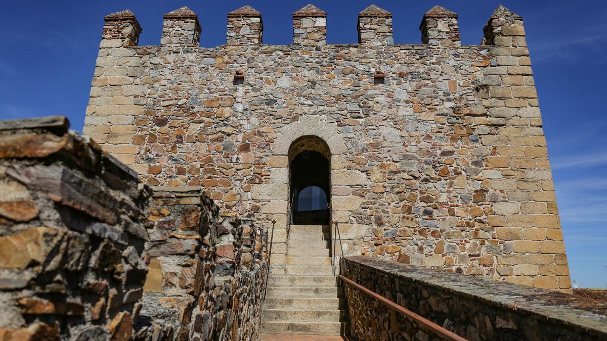 LOS POZOS: La más avanzada de las torres albarranas (siglo XII) también debió de ser la más bella de la muralla levantada por los almohades, puesto que conserva esgrafiados en sus caras norte y oriental, decoración extremadamente valiosa al tratarse de uno de los escasos elementos artísticos de fábrica hispano-musulmana que mantiene la ciudad. Desde lo más alto se contempla la Ribera del Marco, la Montaña y la propia Ciudad Monumental con una perspectiva que realmente sorprende. Los fondos Next Generation permitirán vaciar por completo su base.