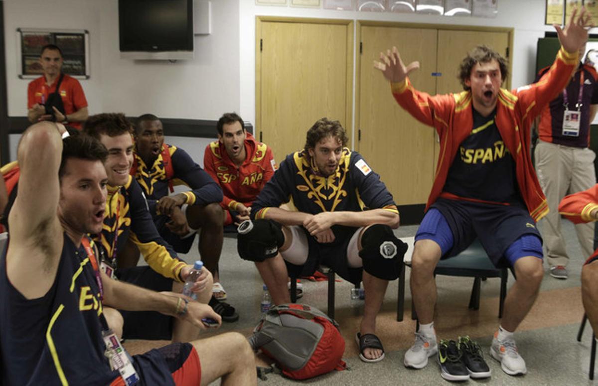 Els jugadors de la selecció espanyola de bàsquet seguint una competició de tir amb arc als Jocs de Londres. Els jugadors de la selecció espanyola de bàsquet seguint una competició de tir amb arc als Jocs de Londres.