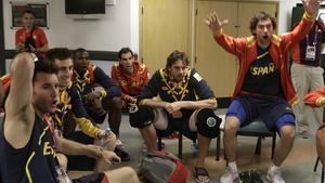 Els jugadors de la selecció espanyola de bàsquet seguint una competició de tir amb arc als Jocs de Londres.