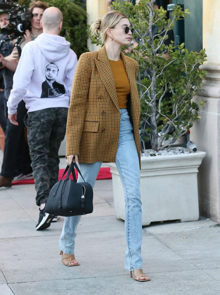 Hailey Baldwin de paseo por Los Angeles con un look en clave working girl con una americana de cuadros marrón que es tendencia este invierno