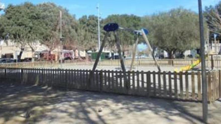 Interior de la plaça Tarradellas, amb la zona de joc.