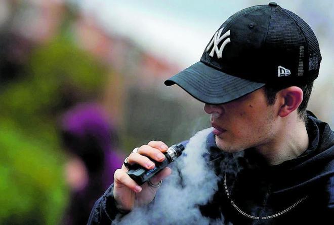 Los oncólogos alertan de que los adolescentes españoles vapean más que los europeos