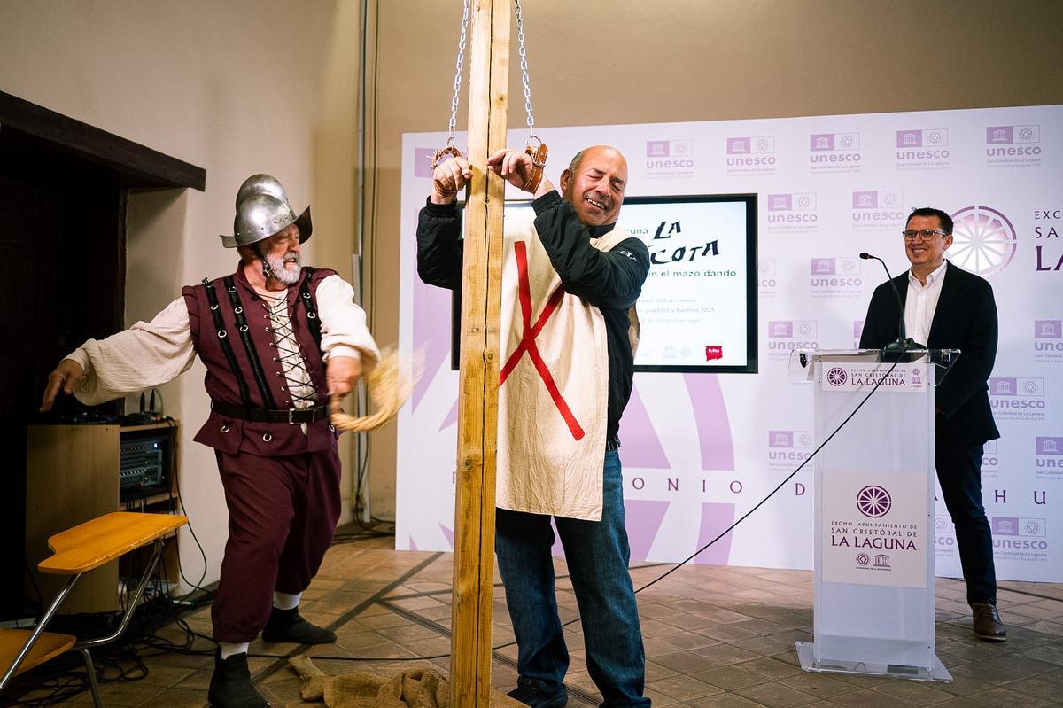 Néstor Verona, en la picota, junto a Nacho Almenar, y el concejal, al fondo.