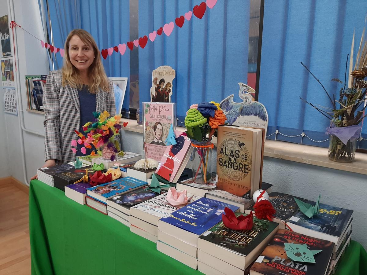 Raquel Friera, con la mesa de novedades del centro