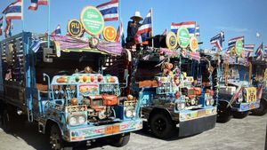 Los llamativos camiones que utiliza el GP de Tailandia para desplazar a sus aficionados.
