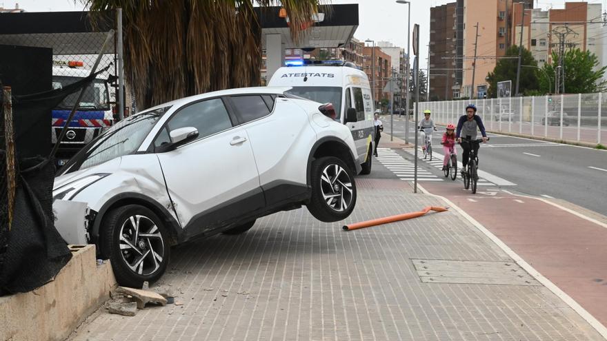 Despiste al volante: Un conductor se estrella contra un muro al salir de una gasolinera en el Grau