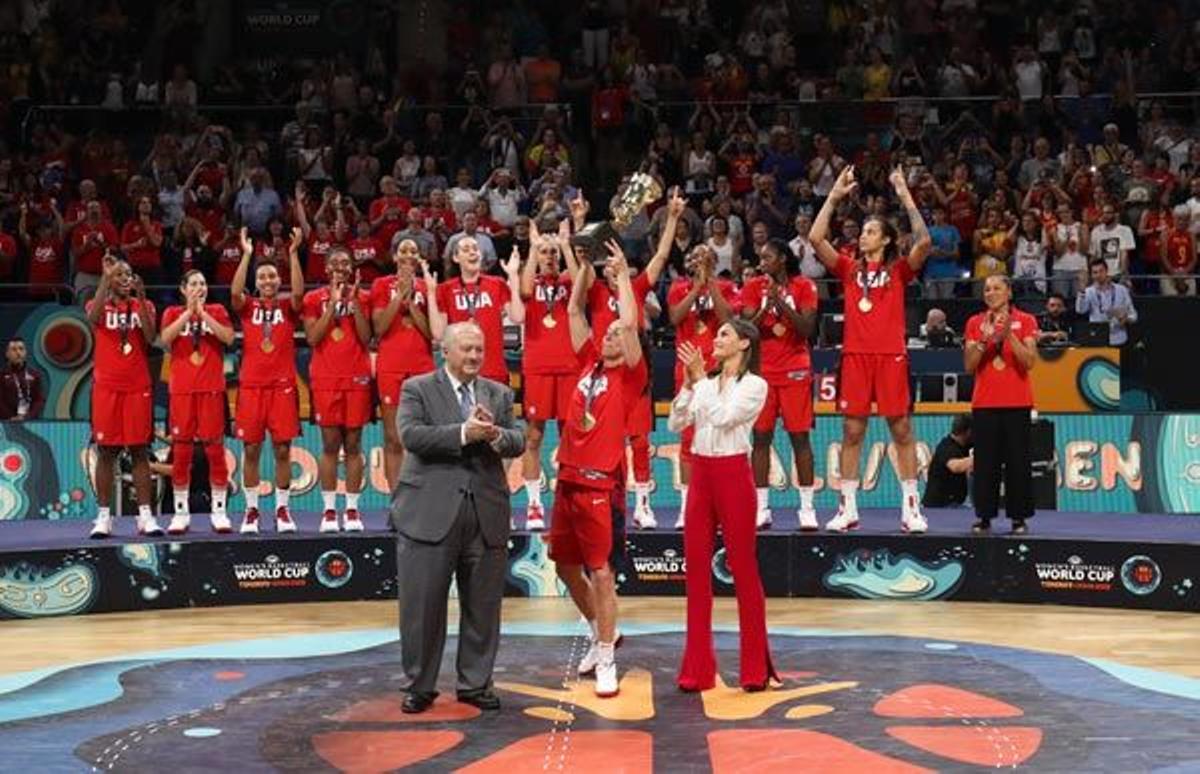 Letizia Ortiz combina su patalón rojo de Roberto Torretta con una camisa blanca de Hugo Boss para el baloncesto