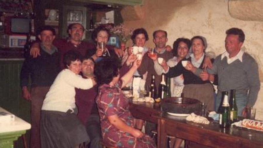 Una celebración familiar en la taberna, hacia la década de 1980.