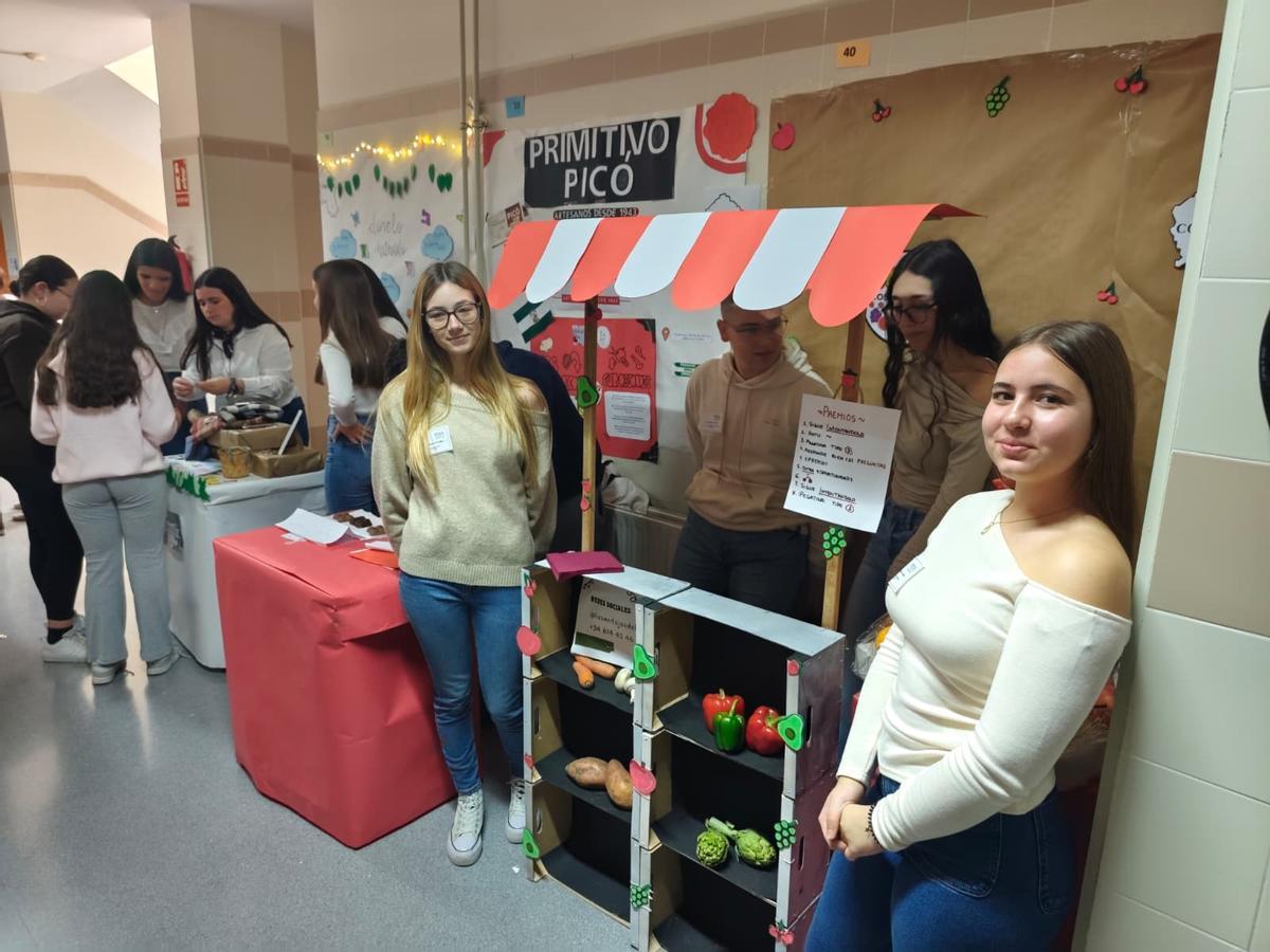 Una feria exhibe el trabajo estudiantil sobre empresas.