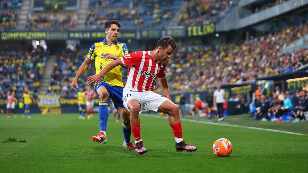 Kevin protege el balón ante Sobrino.