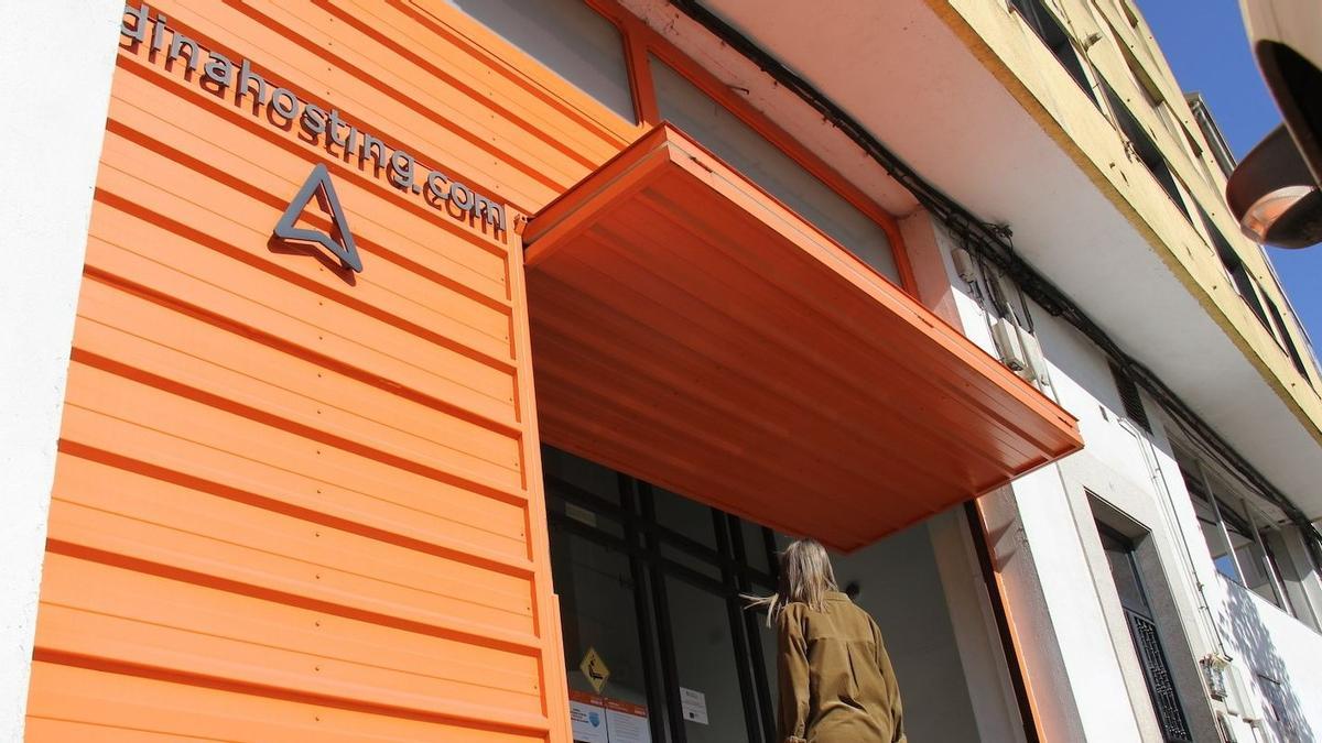 Entrada de la sede central de dinahosting a Santiago de Compostel·la (La Corunya)