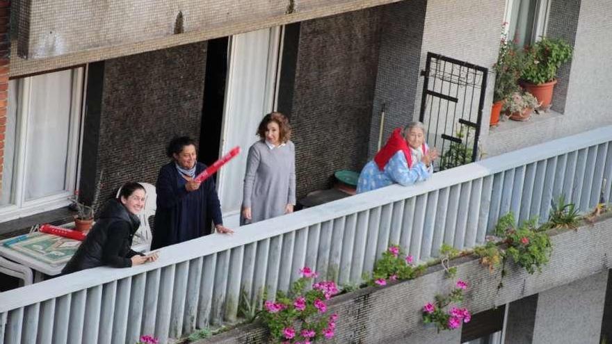Por la izquierda, Covadonga García, Ana Mora, Covadonga Mora y Covadonga Lavandera, en el balcón familiar en la gijonesa calle de Leopoldo Alas, en el momento de las palabras de ánimo de Nacho Cases a su barrio. C. C.