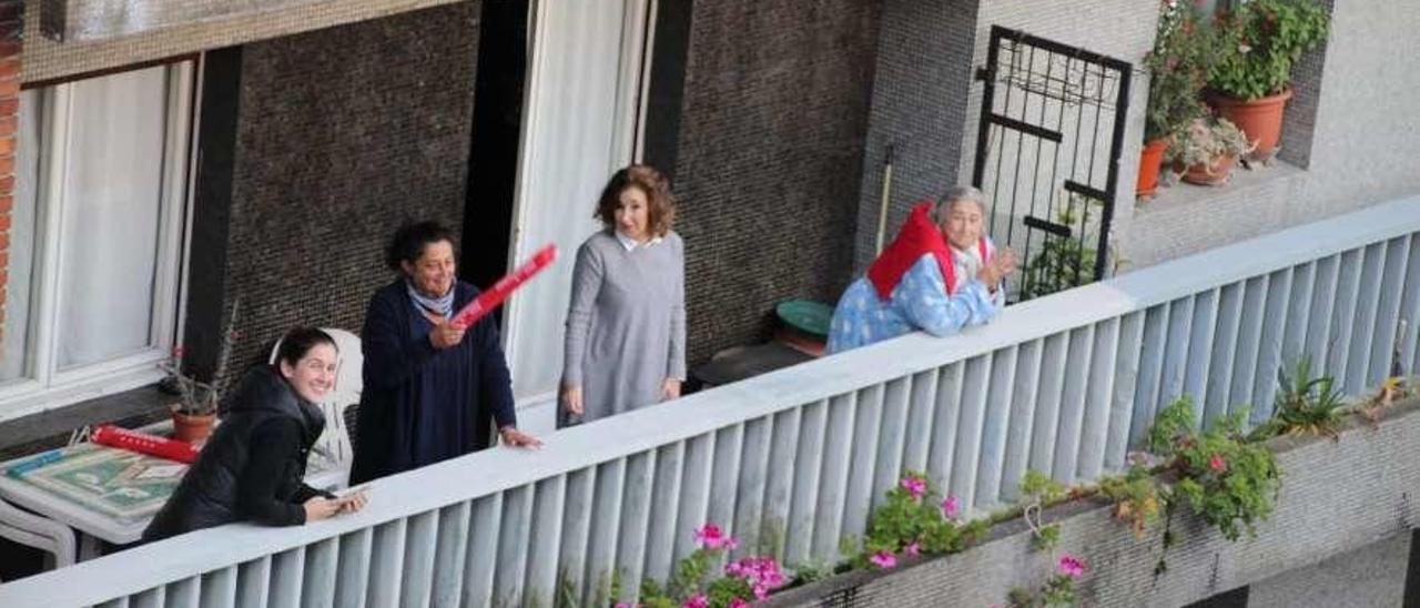 Por la izquierda, Covadonga García, Ana Mora, Covadonga Mora y Covadonga Lavandera, en el balcón familiar en la gijonesa calle de Leopoldo Alas, en el momento de las palabras de ánimo de Nacho Cases a su barrio. C. C.