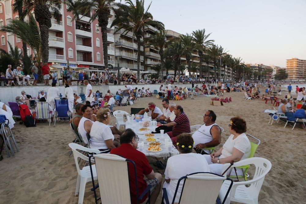 Noche de hogueras, baños, en las playas de la Vega Baja. En las imágenes grupos de amigos y familias en la playa del Cura de Torrevieja